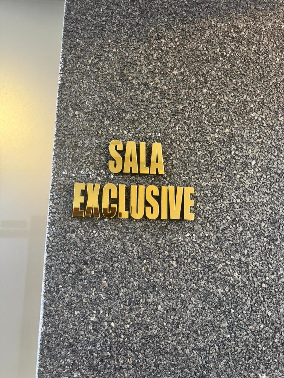 Señalética dorada de la Sala Exclusive