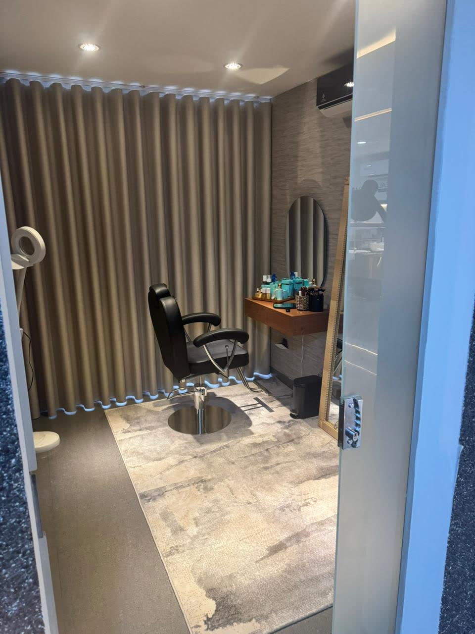 Entrada a una de las salas privadas