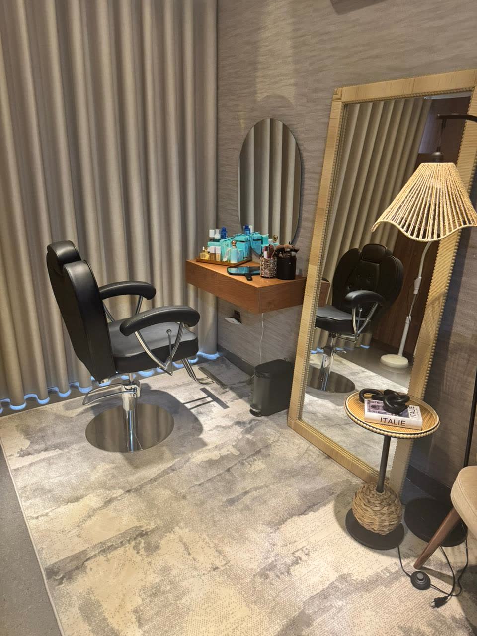 Sala privada de estilismo con espejo de cuerpo entero
