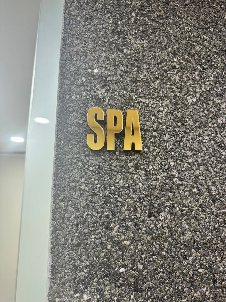 Señalética dorada del área de Spa